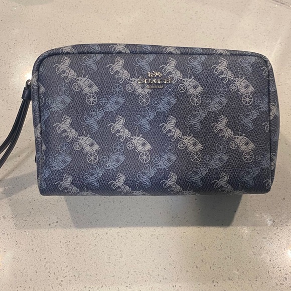 Authentic coach washbag - Picture 2 of 9